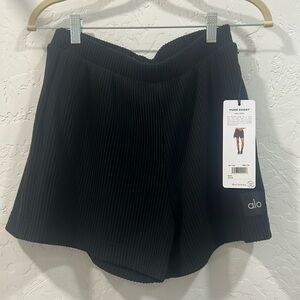 Alo Yoga Muse Short Sz Small